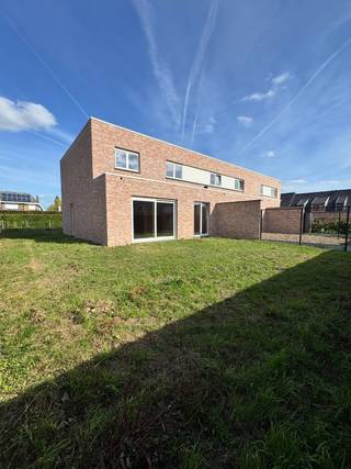 Droom je van een gloednieuwe woning waar je meteen kan intrekken, zonder zorgen? In het charmante Langemark-Poelkapelle, tussen de Zonnebekestraat en Blikstraat, wacht jouw nieuwe thuis op je. Gelegen nabij winkels, scholen en openbaar vervoer woon je hier niet alleen rustig, maar ook bijzonder praktisch.<br /><br />Deze moderne nieuwbouwwoning (lot 21) combineert comfort, ruimte en een warme, landelijke ligging. Binnenkomen doe je via een uitnodigende inkomhal die je leidt naar een lichtrijke woon- en eetruimte – de ideale plek om samen te genieten van elk moment. De open keuken vormt het hart van de woning en kan volledig naar jouw smaak worden ingericht. Daarnaast is er een praktische berging en een garage voor extra gemak. Op de bovenverdieping vind je drie volwaardige slaapkamers en een stijlvolle badkamer, perfect afgestemd op hedendaags wooncomfort.<br /><br />Het leukste? Alles is voor jou afgewerkt tot in de puntjes, zodat jij enkel nog hoeft te verhuizen en te genieten.<br /><br />Een instapklare nieuwbouwwoning, volledig afgewerkt naar jouw wensen, op een topligging… Dat is wonen zoals het hoort. Benieuwd? Neem vandaag nog contact op en ontdek jouw toekomstige thuis.<br /><br />EPB: woning in aanbouw<br /><br />Benieuwd? Contacteer ons voor meer info.<br /><br />Deze prijs is exclusief kosten notaris, registratierechten en BTW