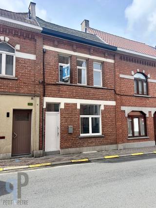 In het centrum van Zottegem vinden we deze instapklare starterswoning of investeringspand, voorzien van een lichtrijke leefruimte, ingerichte...