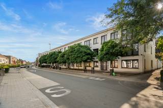 Te koop: een praktische garagebox gelegen achter een rustig appartementsgebouw in Wondelgem. Deze garagebox is ideaal voor het veilig stallen van...