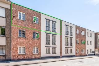 In een recent, kleinschalig appartementsgebouw uit 2016 bevindt zich dit instapklare appartement, ideaal gelegen vooraan in het gebouw. Dankzij de moderne afwerking, het energiezuinig karakter en de praktische indeling vormt dit appartement een uiterst aantrekkelijke woon- én investeringsopportuniteit.<br /><br />De leefruimte van 40 m² biedt een aangename en open woonbeleving, met plaats voor zowel een zithoek als een eetruimte. De grote ramen zorgen voor een mooie lichtinval. De afwerking met parkettegelvloer doorheen het volledige appartement creëert een warme en uniforme uitstraling.<br /><br />Het appartement beschikt over twee volwaardige slaapkamers, een badkamer, en een berging die extra opbergruimte voorziet. Verder beschikt het gebouw over een gemeenschappelijke buitenruimte waar picknickbanken werden voorzien om gezellig buiten te kunnen vertoeven.<br /><br />Tot slot is er een ondergrondse parkeergarage met een autostaanplaats én kelderberging (inbegrepen in de huurprijs).<br /><br />Dankzij de individuele zonnepanelen per appartement en het uitstekende E-peil van 21 geniet dit appartement van een bijzonder energiezuinig profiel.<br /><br /><u>Troeven</u>: <br />+ Goede locatie<br />+ Recent en kleinschalig gebouw<br />+ Energiezuinig<br />+ Zonnepanelen<br />+ Instapklaar<br />+ Ondergrondse parking<br /><br />Heeft u interesse en wenst u een bezoek ter plaatse in te plannen? Surf naar onze website www.vbvastgoed.be en klik op de groene knop "ik ben kandidaat"!
