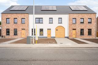 Deze energiezuinige nieuwbouwwoning geniet van een uitstekende ligging in het hart van Weelde. Gelegen in een rustige en kindvriendelijke omgeving bevindt u zich op wandelafstand van winkels, scholen en openbaar vervoer. Hier combineert u comfortabel wonen met alle dagelijkse voorzieningen binnen handbereik.<br /><br />Indeling:<br />Via de inkomhal met apart gastentoilet betreedt u de woning. De lichtrijke leefruimte biedt voldoende plaats voor een gezellige zit- en eethoek en sluit naadloos aan op de volledig ingerichte open keuken. Deze is uitgerust met hedendaagse kwaliteits- en comforttoestellen en vormt het centrale hart van de woning. Aansluitend bevindt zich een bijzonder ruime wasplaats/berging, die toegang biedt tot de zeer ruime inpandige garage. Deze garage biedt plaats aan één wagen en beschikt bovendien over voldoende extra ruimte voor fietsen, stockage of een werkhoek.<br /><br />Op de eerste verdieping bevinden zich vier volwaardige slaapkamers en een stijlvolle badkamer, uitgerust met een inloopdouche, ligbad en een dubbele wastafel met badkamermeubel. Twee van de vier slaapkamers beschikken bovendien over een ruime dressing, wat zorgt voor extra comfort en opbergruimte.<br /><br />De tweede verdieping is bereikbaar via een vaste trap en biedt een royale polyvalente ruimte met tal van mogelijkheden. Deze verdieping kan perfect ingericht worden als extra slaapkamer(s), bureau, hobbyruimte of ontspanningsruimte. Hier bevinden zich tevens de technische installaties, waaronder de warmtepomp en het ventilatiesysteem.<br /><br />Ook buiten is de woning volledig afgewerkt. De tuin is ingezaaid met gras en zowel het terras als de oprit zijn reeds volledig aangelegd, zodat u meteen kunt genieten van uw nieuwe thuis.<br /><br />De vermelde prijs is exclusief notariskosten en exclusief 21% btw op het grond- en constructieaandeel.<br /><br />Troeven:<br />*Energiezuinige nieuwbouwwoning (E22) <br />*5/6 slaapkamers<br />*Twee slaapkamers met ruime dressing<br />*Zeer ruime inpandige garage<br />*Vloerverwarming<br />*Warmtepomp<br />*8 zonnepanelen<br />*Uitstekende centrumligging, op wandelafstand van winkels, scholen en openbaar vervoer