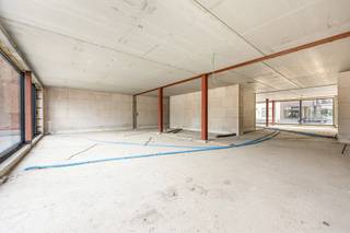 <p><span><strong>RUIMTE VOOR VRIJ BEROEP TE KOOP – TOPLOCATIE TE SCHOTEN<br /></strong>Bent u voor uw vrij beroep (als arts, tandarts, apotheker, kinesitherapeut, psycholoog, advocaat, accountant, architect, ...) op zoek naar een nieuwe praktijk of een strategisch gelegen kantoor? Wilt u de indeling en afwerking nog volledig zelf bepalen? Droomt u van een future-proof nieuwbouwpand, maar koopt u liever niet op plan? En wilt u snel aan de slag? Dan is dit uw kans!</span></p>
<p><span><strong>LOCATIE &amp; OMGEVING</strong></span><br /><span><strong>Immo Point VANDAELE</strong> biedt deze uitzonderlijke gelijkvloerse ruimte aan op een absolute toplocatie in Schoten:</span><br /><span><strong>* Maximale visibiliteit:</strong> Gelegen aan de levendige Churchilllaan, vlakbij de Paalstraat en het Kasteel van Schoten. U geniet hier van een enorme passage.</span><br /><span><strong>* Optimale bereikbaarheid:</strong> Parking “Markt” ligt vlakbij en biedt ruim voldoende gratis parkeergelegenheid voor al uw klanten of patiënten.</span></p>
<p><span><strong>INDELING &amp; TROEVEN<br /></strong><strong>* Lichtrijke praktijkruimte:</strong> Een casco ruimte van ca. 228 m² (bruto) die dankzij de grote raampartijen aan de voor- en achterzijde baadt in het natuurlijke licht. U deelt de ruimte volledig in naar eigen wens.</span><br /><span><strong>* Eigen tuin:</strong> De ruimte grenst aan een mooie, private tuin van ca. 130 m². Een oase van rust voor u en uw bezoekers.</span></p>
<p><span><strong>PARKEREN &amp; STOCKAGE<br /></strong><strong>* Privé-parkeerplaatsen:</strong> 3 private parkings zijn inbegrepen in de prijs (aankoop is echter niet verplicht).</span><br /><span><strong>* Extra berging:</strong> Een ruime, handige kelderberging is eveneens inbegrepen in de prijs.</span></p>
<p><span><strong>FUTURE-PROOF &amp; DUURZAAM</strong></span><br /><span>Het gebouw is ontworpen met het oog op de toekomst. De verwarming wordt voorzien via een uiterst duurzame warmtepomp op basis van <strong>geothermie</strong> (aardwarmte). Hierop kan desgewenst vloerverwarming worden aangesloten, die zowel kan verwarmen in de winter als passief koelen in de zomer.</span></p>
<p><span><strong>TE BEHALEN E – PEIL<br /></strong>Volgens de vergunning: E80.</span><br /><span>Mits verder af te werken conform de adviezen van de EPB studie is E45 haalbaar.<strong><br /><br />KORTOM<br /></strong>Uw nieuwe future-proof werkplek in standingvol nieuwbouwproject op een A-locatie in Schoten!</span></p>
<p><span><strong>PRIJS<br /></strong>€ 885.000 exclusief BTW | € 1.070.850 inclusief 21% BTW (exclusief notariskosten).</span></p>