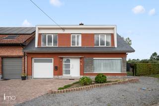 Deze te renoveren halfopen woning is rustig gelegen aan het einde van een doodlopende straat. De omgeving wordt gekenmerkt door uitgestrekte agrarische gronden en biedt een aangename combinatie van rust, groen en een vlotte bereikbaarheid. Dankzij de nabijheid van belangrijke invalswegen, scholen en winkels bevinden alle dagelijkse voorzieningen zich bovendien binnen handbereik. De woning is gelegen op een verzorgd perceel van ruim 6 are en biedt heel wat mogelijkheden voor wie op zoek is naar een woning met potentieel in een rustige omgeving.<br /><br />Via de inkomhal betreedt u de leefruimte, waar grote raampartijen zorgen voor een aangename natuurlijke lichtinval. Het gelijkvloers omvat verder een keuken met aansluitende veranda, een badkamer/wasplaats, een apart toilet en een inpandige garage.<br /><br />Op de eerste verdieping bevinden zich drie ruime slaapkamers en een badkamer. Daarnaast is er nog een extra kamer aanwezig die perfect kan worden ingericht als bijkomende slaapkamer of kan worden aangewend om de bestaande badkamer verder uit te breiden.<br /><br />Tot slot is er een ruime bergzolder aanwezig, die mits de nodige renovatiewerken perfect kan worden ingericht als extra bewoonbare ruimte.<br /><br />Wilt u deze woning en de mogelijkheden zelf ontdekken? Bekijk dan nu al de interactieve grondplannen op onze website. <br />Een afspraak maken kan via 015 21 21 21 of olivier.lievens@imovastgoed.be. <br />En als u zich afvraagt wat uw eigen woning waard is, neem dan gerust contact op voor een gratis waardebepaling.