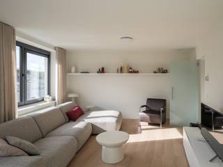 Aan het groene Adolf Papeleupark bevindt zich dit smaakvol gerenoveerde appartement, gelegen op de bovenste verdieping van een eveneens vernieuwde residentie. Een aangename woonomgeving waar ruimte, natuurlijk licht en hedendaags comfort samenkomen, op een boogscheut van het bruisende stadsleven.<br /><br />Het appartement verwelkomt u via een centrale inkomhal die toegang biedt tot de verschillende vertrekken. Grote raampartijen zorgen doorheen de volledige woning voor een overvloed aan natuurlijk licht en creëren een open, aangename woonbeleving. De ruime leefruimte vormt het hart van het appartement en biedt een sfeervolle plek om tot rust te komen. Verder beschikt het appartement over een nieuw ingerichte keuken, een moderne badkamer met douche en wastafel en een afzonderlijk toilet.<br /><br />De drie zeer ruime slaapkamers bieden tal van mogelijkheden. Een bijzondere troef is de royale slaapkamer van maar liefst 50 m² op de bovenste verdieping. Deze uitzonderlijke ruimte leent zich uitstekend tot een luxueuze mastersuite met dressing waarbij bovendien de mogelijkheid bestaat om een bijkomende badkamer te realiseren.<br /><br />In 2025 werd het appartement volledig gerenoveerd, met bijzondere aandacht voor kwaliteit, comfort en energiezuinigheid. De vernieuwingen omvatten onder meer een nieuwe centrale verwarming op aardgas, een conforme elektrische installatie en verbeterde isolatie. Dit vertaalt zich in een uitstekende EPC-score van 116 kWh/m² per jaar (label B). Bovendien is er geen professionele syndicus, waardoor de gemeenschappelijke lasten bijzonder beperkt blijven.<br /><br />Ook de ligging vormt een absolute meerwaarde. Met het Adolf Papeleupark voor de deur geniet u van een groene omgeving, terwijl het historische centrum van Gent vlot bereikbaar is met de fiets. Winkels, openbaar vervoer en talrijke dagelijkse voorzieningen bevinden zich in de onmiddellijke nabijheid. Dankzij de goede verbinding met de E17 en E40 is ook de bereikbaarheid buiten de stad verzekerd.<br /><br />Optioneel kan er een garagebox aangekocht worden aan 35.000 euro.