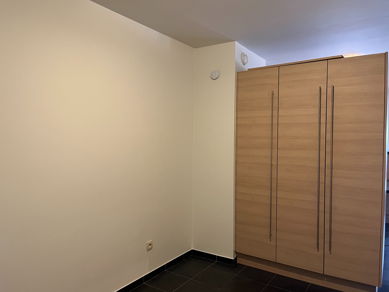 Instapklaar appartement op het gelijkvloers met 1 slaapkamer, gunstig gelegen nabij het station en het centrum van Mol. - foto 3
