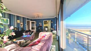 HOEKAPPARTEMENT (98 m2) MET ZIJDELINGS ZEEZICHT + DRIE SLAAPKAMERS MET ZONNETERRAS GELEGEN OP DE PRACHTIGE LEOPOLD I ESPLANADE TE DE PANNE<br />Bestaande uit een living met terras en zijdelings zeezicht, keuken met berging, 3 slaapkamers met terras, badkamer met ligbad, lavabo en toilet en een apart toilet. Mogelijkheid tot aankoop van een staanplaats onderaan de residentie. EPC-label B. Fietsenberging en vuilnislokaal aanwezig. Bezichtigingen enkel op afspraak. U vindt meer informatie op onze eigen website, www.immocattaert.be, onder de rubrieken "kenmerken en documenten". TOPLIGGING! Foto's volgen na de Kerstvakantie. Bezichtigingen zijn wel al mogelijk.