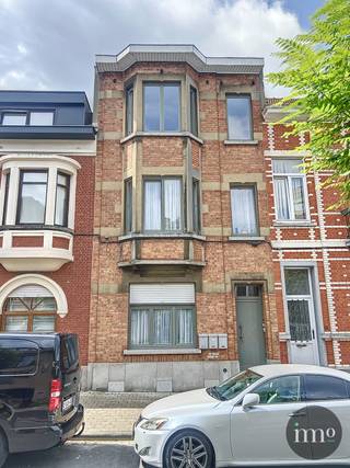 <p>Bent u op zoek naar een comfortabele woonplek met een zeer gunstige ligging? Dit appartement in Anderlecht is precies wat u nodig heeft! Gelegen in een levendige buurt, bevindt u zich op een steenworp afstand van alle essentiële faciliteiten, inclusief winkels, scholen en openbaar vervoer. Het beroemde Westland Shopping Centre ligt vlakbij, evenals de ring, wat zorgt voor uitstekende bereikbaarheid en verbindingen naar de rest van Brussel en daarbuiten.<br /><br />Dit appartement is volledig onderhands genomen en beschikt momenteel over een EPC F-score, maar er is goed nieuws: het dak wordt de komende maanden volledig geïsoleerd, wat zal bijdragen aan een betere energie-efficiëntie en lagere energiekosten. Deze woning biedt een geweldige kans om te wonen in een bruisende omgeving met alles binnen handbereik. Mis deze kans niet en neem vandaag nog contact met ons op voor een bezichtiging! 02/203.03.03!</p>