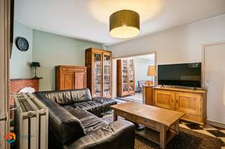 Op een toplocatie in Kessel vindt u deze instapklare gezinswoning met vier slaapkamers, een zonnig zuidwestgericht terras/stadstuin en een garage. Dankzij de centrale ligging geniet u van een uitstekende bereikbaarheid, met winkels, scholen en openbaar vervoer op korte afstand en een vlotte aansluiting op de belangrijkste verbindingswegen.<br /><br />Via de lichtrijke inkomhal betreedt u de woning, die meteen een aangename en uitnodigende indruk nalaat. De hal geeft toegang tot de ruime leefruimte, waar voldoende plaats is voorzien voor zowel een gezellige zithoek als een aparte eetkamer. Aansluitend bevindt zich de volledig uitgeruste keuken, voorzien van de belangrijkste toestellen en alle hedendaagse comfort. Op het gelijkvloers vindt u bovendien een apart gastentoilet en een ruime garage met aansluiting voor de wasmachine.<br />De nachthal op de eerste verdieping leidt naar vier slaapkamers en een ruime badkamer, uitgerust met een ligbad en lavabo.<br /><br />Buiten geniet u in alle rust van het aangelegde, zuidwestgerichte terras of liever de charmante stadstuin. Deze aangename buitenruimte vormt de ideale plek om te ontspannen en optimaal van het buitenleven te genieten. Achteraan het perceel bevindt zich bovendien een polyvalente ruimte met verdieping, goed voor maar liefst 48 m² extra bruikbare oppervlakte. Deze biedt tal van mogelijkheden, zoals een hobbyruimte, atelier, bureau of extra opslagruimte.<br /><br />Dit is een uitstekende opportuniteit als u op zoek bent naar een instapklare woning met vier slaapkamers, een zonnig terras/stadstuin en een garage te Kessel. Contacteer ons op 0475 47 59 76 voor meer informatie of neem een kijkje op www.boonstravastgoed.be. <br /><br />Bijzonderheden:<br />- Garage<br />- 4 slaapkamers<br />- Terras/stadstuin