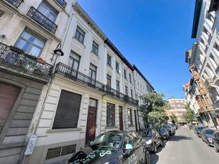<h3>BRUSSEL CENTRUM – Eengezinswoning met groot potentieel te koop – Pletinckxstraat 48</h3>
<p>Bent u op zoek naar een <strong>woning te koop in het centrum van Brussel</strong>, een <strong>vastgoedinvestering met meerwaarde</strong> of een <strong>renovatieproject in Brussel</strong>? Dan is deze <strong>eengezinswoning aan de Pletinckxstraat 48</strong> een unieke opportuniteit.</p>
<p>Gelegen in het historische hart van Brussel, op wandelafstand van winkels, openbaar vervoer, restaurants, scholen en alle voorzieningen, biedt deze woning een bewoonbare oppervlakte van ongeveer <strong>161 m²</strong> en tal van ontwikkelingsmogelijkheden.</p>
<p>Een belangrijke troef is de aanwezigheid van <strong>3 aparte gas- en elektriciteitsmeters</strong>, wat interessante perspectieven biedt voor een eventuele opsplitsing, herinrichting of optimalisatie van het gebouw (onder voorbehoud van stedenbouwkundige vergunningen).</p>
<p>Dankzij haar huidige indeling is het pand geschikt voor verschillende doeleinden: <strong>gezinswoning, opbrengsteigendom, investeringspand of gemengd project</strong>.</p>
<h3>Troeven van het pand</h3>
<p>✔ Bewoonbare oppervlakte van ± 161 m²<br />✔ Gelegen aan de Pletinckxstraat 48, Brussel Centrum<br />✔ Eengezinswoning met karakter<br />✔ 3 aparte gas- en elektriciteitsmeters<br />✔ Uitstekend investerings- en renovatiepotentieel<br />✔ Centrale en levendige buurt nabij de Grote Markt<br />✔ EPC: G<br />✔ Elektrische installatie niet conform</p>
<p>Deze <strong>woning te koop in Brussel Centrum</strong> is een zeldzame kans voor investeerders, projectontwikkelaars of particulieren die op zoek zijn naar een pand met sterke meerwaardemogelijkheden in een van de meest gegeerde wijken van Brussel.</p>
<h3>Informatie en bezoeken</h3>
<p>Rebecca Hallal – Vastgoedmakelaar<br />📞 +32 472 12 62 42<br />✉️ rebecca.hallal@weinvest.be</p>
<p><strong>We Invest Bruxelles-Europe</strong></p>
<p>👉 Ontdek ook onze andere woningen en investeringspanden te koop in Brussel op <span>weinvest.be</span></p>
