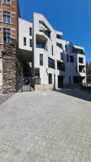 Ruim 2slpk. app met terras op een prachtige locatie vlakbij de Schelde in het historische hart van Antwerpen.<br /><br />De Grote Markt is op 5 min. stappen, maar ook Linkeroever, het Steenplein, de Suikerrui, de Onze-Lieve-Vrouwekathedraal, de kaaien, het Zuidpark, het Conscienceplein en Park Spoor Noord liggen op wandelafstand.<br /><br />Het appartement is goed bereikbaar via de nabijgelegen invalswegen rijdt u vlot naar de Antwerpse ring, noord of zuid.<br /><br />Beschrijving:<br /><br />Het appartement (93m²) is gelegen in een recent en verzorgd gebouw uit 2009. Het appartement werd in 2023 volledig geschilderd en behangen door een professionele aannemer. Bewoont als tweede verblijf dus tiptop in orde. Maandelijkse kosten 146€.<br /><br />U komt binnen via de gang, met aan uw linkerzijde de burchtmuur en de gemeenschappelijke binnenplaats met de inkomhal van het gebouw.<br /><br />Bij het binnenkomen van het appartement zal u verrast worden door de open en lichtrijke leefruimte. De ruime living met parketvloer heeft grote ramen en veel natuurlijk licht en directe toegang tot het terras aan de straatzijde.<br /><br />De open keuken met keramische tegels is volledig uitgerust en sluit naadloos aan op de leefruimte welke uitgeeft op het ruime terras. Naast de keuken bevindt zich een praktische berging met een energiezuinige gas-condensatieketel en aansluiting voor wasmachine en droogkast.<br /><br />Het EPC-label B heeft een score van slechts 117.<br /><br />Op -1 is er een fietsparking<br />Optioneel kan een ondergrondse autostaanplaats bij aangekocht worden.<br /><br />Indeling:<br /><br />Inkomhal met ingebouwde kast.<br />Apart toilet met handenwasser.<br />Leefruimte 36 m² met open keuken (Kvik 2023) voorzien van kwalitatieve toestellen.<br />Praktische technische berging met ventilatiesysteem en aansluiting voor wasmachine en droogkast.<br />Verzorgde badkamer met ruime inloopdouche en dubbele lavabo (Nieuw 2023)<br />Hoofdslaapkamer 11m² met terrasje dat uitgeeft op de binnenkoer.<br />2de slaapkamer 9m².<br /> <br />Stedenbouwkundige inlichtingen: in aanvraag.<br /><br />