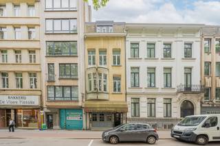 <p>Op een zichtlocatie langs de Mechelsesteenweg in Antwerpen vinden we dit ruime handelshuis met een combinatie van commerciële en residentiële functies. Dankzij de centrale ligging, de grote bruikbare oppervlakte en de veelzijdige indeling vormt dit pand een interessante opportuniteit voor ondernemers, investeerders of kandidaat-kopers die wonen en werken wensen te combineren.</p><p></p><p>Het gelijkvloers werd jarenlang uitgebaat als Chinees restaurant en beschikt over een ruime ontvangstruimte/eetzaal met grote raampartijen aan de straatzijde. Achteraan bevinden zich een bar- en bedieningsruimte, sanitaire voorzieningen en een voormalige professionele keuken. Hoewel deze keuken vandaag niet meer ingericht is, biedt de aanwezige ruimte een uitstekende basis voor een nieuwe horecazaak of een alternatieve commerciële invulling.</p><p></p><p>Onder het gebouw bevindt zich een omvangrijke kelder die tal van mogelijkheden biedt voor stockage, voorraadbeheer of technische installaties.</p><p></p><p>De bovenliggende verdiepingen vormen samen een ruim woongedeelte met zes kamers, een leefruimte, keuken, badkamer en diverse bijkomende ruimtes. De authentieke elementen, hoge plafonds en royale oppervlaktes zorgen voor een karaktervolle basis die naar eigen smaak kan worden gerenoveerd en ingericht.</p><p>Als extra troef beschikt het pand over een dakterras waar u in alle rust kan genieten van een buitenruimte midden in de stad.</p><p></p><p>Dankzij de combinatie van handelsruimte, woonvolume, kelder en buitenruimte biedt dit pand uiteenlopende mogelijkheden voor eigen gebruik, verhuur of herontwikkeling binnen de geldende stedenbouwkundige voorschriften.</p><p></p><p><strong>Troeven:</strong></p><ul><li><p>Handelshuis met commerciële gelijkvloerse verdieping</p></li><li><p>Voormalig Chinees restaurant</p></li><li><p>Ruime eetzaal en voormalige professionele keuken</p></li><li><p>Grote kelderruimte</p></li><li><p>Zes kamers op de bovenverdiepingen</p></li><li><p>Leefruimte, keuken en badkamer</p></li><li><p>Dakterras aanwezig</p></li><li><p>Centrale ligging in Antwerpen</p></li><li><p>EPC-label C</p></li><li><p>Veel renovatie- en ontwikkelingspotentieel</p></li></ul><p>Een unieke opportuniteit voor wie op zoek is naar ruimte, zichtbaarheid en potentieel op een uitstekende locatie in Antwerpen.</p>