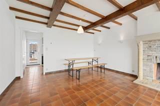 Très bien entretenu, bel appartement de 2 chambres sur le toit de la Grote Markt à Blankenberge. Salle de séjour dans le style d'une ferme...