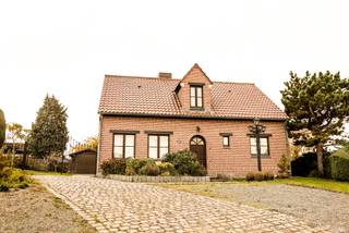 CHARMANTE GEZINSFERMETTE MET LANDELIJKE ALLURES EN OMGEVING. In de prachtige glooiende omgeving van Zarlardinge (deelgemeente Geraardsbergen) vind...