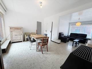 Deze te renoveren woning is gelegen op wandelafstand van winkels, scholen, openbaar vervoer,...<br /><br />Op het gelijkvloers omvat deze woning een inkom, leefruimte, keuken, toilet, berging en badkamer. De 1ste verdieping beschikt over een grote overloop, 3 slaapkamers en een bureau-ruimte.<br />Deze woning beschikt tevens over een kelder en een tuin.<br /><br />Troef :<br />Naast de woning kunt u gebruik maken van een poortje dat u deelt met de buren zodat u tevens uw tuin kunt bereiken lans buiten om.<br /><br />EPC uc 6329 : label F<br /><br />De vermelde prijs is een vanaf-prijs, ieder bod hoger dan deze prijs wordt voorgelegd aan de eigenaar die het recht heeft dit bod al dan niet te aanvaarden.<br /><br />Graag een bezoek? Bel ons op 051/545969!