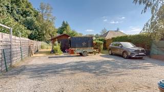 Woning in half-open bebouwing op een perceel van circa 8 are langsheen een invalsbaan. Oostelijk georiënteerd.<br />De woning omvat: inkomhal, living, eetplaats, keuken, badkamer, achterinkom, wc en garage.<br />Op de verdieping: nachthal, 2 ruime slaapkamers (15m² en 15m²), bureel (of kleine 3de slaapkamer) en linnenkamer.<br />Totale vloeroppervlakte: 197m². Cv op mazout. Bouwjaar: 1961.<br />EPC: 450 kWh/m² jaar - energielabel E - UC: 3935705-RES-1.<br />Stedenbouwkundige info: woongebied met landelijk karakter - niet gelegen inverkaveling - geen voorkooprecht ruimtelijke ordening - geen rechterlijke herstelmaatregel of bestuurlijke maatregel opgelegd.<br />Geen risicozone voor overstromingen - gebouwscore A - perceelscore A.<br />PREMIES voor renovatie: informatie over premies en financiële steun bij de renovatieverplichting kan u raadplegen op de website https://www.vlaanderen.be/een-huis-of-appartement-kopen/renovatieverplichting-voor-residentiele-gebouwen . Renovatieverplichting: kopers van woningen met een EPC-label E of F worden verplicht om binnen de 6 jaar na datum notariële akte de woning energetisch te renoveren tot minimum energielabel D = EPC 400 kWh/m² of beter.