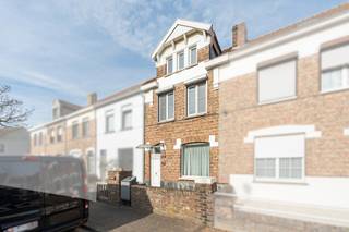 Deze charmante woning in Blankenberge verwelkomt je met een prachtige voorgevel die meteen in het oog springt. Via de inkomhal betreed je de volledig uitgeruste keuken, een droom voor elke kookliefhebber. Deze gaat naadloos over in de gezellige leef- en eetruimte, waar het heerlijk vertoeven is met familie en vrienden.

Aansluitend vind je achteraan een ruime, zonovergoten veranda die baadt in het licht en uitkijkt op de knusse stadskoer. Deze buitenruimte vormt de ideale plek om te ontspannen of gezellig samen te zitten. Via de stadskoer bereik je bovendien de garage achteraan het perceel, die ook toegankelijk is via de Akkerstraat en extra opbergruimte biedt.

Terug in de woning brengt de trap in de inkomhal je naar de eerste verdieping, waar zich een eerste volwaardige slaapkamer bevindt, samen met een bijzonder ruime en volledig afgewerkte badkamer.

Op de zolderverdieping bevindt zich nog een tweede slaapkamer, die verder naar eigen smaak en wensen kan worden ingericht.

Een ideale woning voor wie op zoek is naar ruimte, licht en praktische mogelijkheden, gecombineerd met een aangename ligging aan de kust.

De woning kent een gunstig EPC en een recentelijk volledig vernieuwde elektrische installatie is . Ten slotte telt de woning ook nog eens 6 zonnepanelen.

👉 Plan nu je bezoek via jens@keyimmo.be of 0496 41 55 77 en ontdek deze kans in Blankenberge