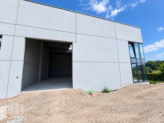 Op een strategisch gelegen bedrijfssite aan de Gentseweg (N43) te Waregem, een belangrijke commerciële verbindingsweg met een uitstekende zichtbaarheid, worden 6 moderne nieuwbouw KMO-units gerealiseerd.<br /><br />De unit beschikt over opslag-/bedrijfsruimte met oppervlakte van +/- 240 m², telkens in combinatie met een inpandig kantoor/showroom van +/- 60 m² met glaspartij.<br />De units zijn ontworpen voor ondernemers die op zoek zijn naar een kwalitatieve en goed bereikbare bedrijfsruimte, waarbij magazijn-/atelier-/opslagruimte wordt gecombineerd met een praktisch inpandig kantoor of showroom en afzonderlijk toilet. Dankzij deze combinatie zijn de units geschikt voor diverse professionele activiteiten.<br /><br />De site geniet een commerciële ligging aan de Gentseweg, met een goede zichtbaarheid en een vlotte verbinding naar het centrum van Waregem en de omliggende gemeenten. Bovendien bevindt het project zich nabij de E17, met op- en afrit Waregem, wat zorgt voor een uitstekende bereikbaarheid richting Gent, Kortrijk.<br /><br />Contacteer PANORAMA B2B voor bijkomende technische inlichtingen, plannen of een vrijblijvend plaatsbezoek op het nummer 0460 97 66 66.