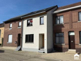 Deze woning, uit 1956, gelegen in het mooie Eigenbilzen, werd volledig gestript en <strong>gerenoveerd in</strong> <strong>2025</strong>. <br />Ondanks de rustige omgeving geniet je hier van alle voorzieningen binnen handbereik. Zo vind je in de nabije omgeving o.a. een apotheek, tandarts, bakkerij én kan je genieten van prachtige wandelingen in de <em>Vallei van Krombeek</em>. Daarnaast bereik je op 10 minuten het centrum van Bilzen en de oprit van de E313. Kortom: de ideale locatie!<br /><br />Bij het betreden van de woning kom je terecht in de ruime <strong>inkomhal</strong> dewelke toegang geeft tot de lichtrijke <strong>leefruimte</strong>.<br />Achteraan de woning bevindt zich de volledig uitgeruste <strong>keuken</strong>, voorzien van een koelkast, spoelbak, vaatwasser, keramische kookplaat en combi-oven. Dankzij de grote raampartijen geniet je hier van veel natuurlijke lichtinval en een prachtig uitzicht over de <strong>tuin</strong>.<br />De keuken geeft tevens toegang tot een <strong>berging</strong> (met lavabo en aansluiting voor wasmachine en droogkast).<br />Op de benedenverdieping bevindt er zich ook nog een <strong>apart toilet</strong> met handenwasser.<br /><br />Op de <strong>eerste verdieping</strong> vind je een nachthal, twee <strong>slaapkamers</strong> en een <strong>badkamer</strong> (met inloopdouche, toilet en dubbele wastafel in meubel).<br /><br />De <strong>zolderverdieping</strong> werd volledig afgewerkt en kan dienst doen als extra slaapkamer, hobbyruimte...<br /><br /><strong>TROEVEN:</strong><br />- Volledig gerenoveerd in 2025<br />- Energiezuinig label B<br />- Ventilatiesysteem<br />- Vloerverwarming op de benedenverdieping<br />- Voorzieningen voor airco's op de slaapkamers reeds aanwezig<br />- Regenwaterput (7.500 L)<br />- Aankoop onder 2% registratierechten mogelijk!