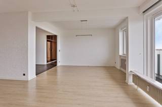Dit ruime en functionele appartement is gelegen op de achtste verdieping van een gebouw met lift. Dankzij de hoge ligging geniet u hier van...