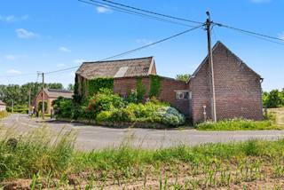 Droomt u van een landelijke woning met veel ruimte, weiden en bijgebouwen? Dan is deze eigendom beslist een bezoek waard.
Gelegen op een perceel van maar liefst 78 are 90 centiare, met weiden vrij van pacht, biedt deze hoeve alle troeven voor wie houdt van rust, natuur en ruimte. De woning beschikt op het gelijkvloers over een inkomhal, leefruimte, ruime keuken, badkamer, wasplaats en een slaapkamer. Op de verdieping bevinden zich nog twee slaapkamers en een aanpalende zolder van ongeveer 100 m², ideaal om extra slaapkamers of een hobbyruimte te creëren.
Daarnaast zijn er twee ruime loodsen en een bijkomende stalling, waardoor deze eigendom uitermate geschikt is voor landbouwactiviteiten, paarden- of dierenliefhebbers.
Ook voor wie een ander project voor ogen heeft, biedt deze hoeve interessante perspectieven. Een functiewijziging is bespreekbaar, afhankelijk van het beoogde project en steeds onder voorbehoud van de geldende stedenbouwkundige voorschriften.
Interesse? Contacteer Sophie via 0496 71 50 59 of mail naar info@immosophieenco.be voor meer informatie of een bezoek
