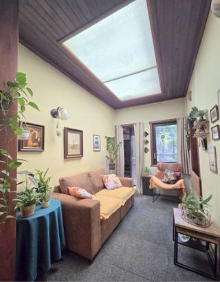 ZEER RUIME <strong>TE RENOVEREN </strong> EIGENDOMMEN (<strong>2 woningen</strong>) OP 276 M² VLAKBIJ DE MARKT VAN SINT-NIKLAAS<br />Geschikt als handelspand / kantoor / tweewoonst<br />Of voor iemand die en zeer ruime eigendom zoekt met 6 slaapkamers<br />Inpandige garage eventueel mogelijk mits aanvraag<br />Bewoonbare oppervlakte 289 M2!<br />Gezellig tuintje<br />EPC F = renovatieplicht<br /><strong>heeft 2 kadastrale nummers kunnen dus terug eventueel 2 woningen worden indien gewenst </strong>