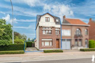 <strong>Charmante gezinswoning</strong> met 4 slaapkamers, bureau en tuin nabij het centrum van <strong>Hoogstraten.</strong><br /><br />BEZOEK AANVRAGEN EN KANDIDAAT STELLEN VIA ONZE WEBSITE: www.deboerenpartners.be<br />Indien u een bezoek wenst aan te vragen aan dit eigendom te huur, dan kan dit enkel via het aanvraagformulier op onze website. U zoekt het betreffende eigendom onder ons 'aanbod te huur', en klikt daarna bovenaan op 'bezoek inplannen'.<br />Daarna doorloopt u alle stappen en vult u de gevraagde gegevens in. Wij behandelen uw aanvraag en contacteren u daarna. Omwille van het grote aantal aanvragen, worden verzoeken via Immoweb, Immoscoop of Spotto niet behandeld.<br />Op een gunstige ligging, op wandelafstand van het centrum van Hoogstraten, bevindt zich deze charmante gezinswoning met 4 slaapkamers, een bureau en een aangename tuin met terras.<br /><br /><strong>De woning is als volgt ingedeeld:</strong><br />-inkom<br />-bureau<br />-berging<br />-toilet<br />-leefruimte met zicht op de tuin<br />-open keuken<br />-wasplaats<br />-2e toilet<br />-kelder<br /><br /><strong>Tussenverdieping:</strong><br />-slaapkamer<br /><br /><strong>Eerste verdieping:</strong><br />-slaapkamer<br />-dressing<br />-badkamer<br />-separaat toilet<br /><br /><strong>Tweede verdieping:</strong><br />-2 slaapkamers<br />-technische ruimte<br /><br />Vanuit de woning heeft u rechtstreeks toegang tot het terras en de tuin, waar u in alle rust kunt genieten. tuinberging aanwezig.<br /><br />Dankzij de uitstekende ligging bevinden winkels, scholen, openbaar vervoer en belangrijke invalswegen zich op een steenworp.