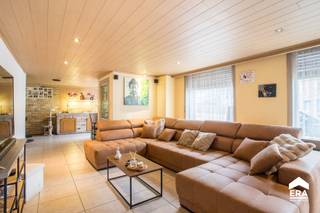 <p><strong>Ruime gezinswoning te koop in Krombeke</strong></p>
<p><strong>Over de woning</strong><br />In het centrum van Krombeke vind je deze ruime gezinswoning met grote tuin, ideaal voor wie ruimte, rust en dorpsleven wil combineren. De woning biedt veel potentieel om naar eigen smaak te renoveren zonder grote werken.</p>
<p><strong>Locatie en Omgeving</strong><br />Rustige ligging in het levendige dorpscentrum, op wandelafstand van winkels, scholen en openbaar vervoer.</p>
<p><strong>Indeling van de Woning</strong><br />Droge kelder.<br />Gelijkvloers: inkomhal, ruime leefruimte met pelletkachel, open keuken, wasruimte met douche, berging, apart toilet, veranda met pelletkachel en ruime garage.<br />Verdieping: nachthal, vier slaapkamers, badkamer met bubbelbad en toilet.<br />Buiten: bijgebouw, koterij, terras en tuin van ca. 177 m².</p>
<p><strong>Energiezuinigheid</strong><br />EPC-label F – renovatieverplichting van toepassing. Verwarming mogelijk via stookolie of pelletkachel.</p>
<p><strong>Troeven van deze woning</strong></p>
<ul><li>
<p>Centraal gelegen in Krombeke</p>
</li><li>
<p>Vier slaapkamers</p>
</li><li>
<p>Grote tuin en ruim terras</p>
</li><li>
<p>Veranda en ruime garage</p>
</li><li>
<p>Renovatiemogelijkheden naar eigen smaak</p>
</li></ul>