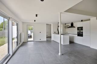 <p>Deze volledig gerenoveerde woning op een ruim perceel van 9a 90ca is gelegen op een strategische locatie met een goede bereikbaarheid vlakbij winkels voor al u dagelijkse benodigdheden en dichtbij diverse invalswegen, ideaal voor een vlotte verbinding naar omliggende steden.<br /> <br />De woning beschikt op het gelijkvloers over een ruime leefruimte met open keuken en zicht op de zonnige tuin, perfect om te genieten in de namiddag en avonden. Ook is er nog een apart toilet en bureauruimte, ideaal voor thuiswerkers. Op de eerste en tweede verdieping vind je de 3 slaapkamers en de badkamer met alle comfort. Ook de wagen(s) hebben hun eigen plaatsje op de 3 parkeerplaatsen voor en naast de woning.<br /> <br />Deze instapklare woning combineert modern comfort met een uitstekende locatie. Het ruime perceel en de zuidwest georiënteerde tuin bieden u de ideale setting om te genieten van het buitenleven, terwijl de nabijheid van windels uw dagelijks leven vereenvoudigd.<br />Ben u op zoek naar een direct bewoonbare woning? Bel ons dan vandaag nog voor een afspraak op 0478 57 09 99 of mail ons sally@connect-immo.be<br /><br />EPC 183 kWh/m² - uc: 3316297 - label B<br />Wg-Gdv-Gvkr</p>