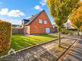 <p>Deze ruime woning is gelegen in een doodlopende straat in een residentiële wijk. Hier geniet u van rust, terwijl u toch vlak bij een fiets- en wandelpad, het sportcentrum, winkels, scholen en het centrum woont.</p>
<p>Bij het binnenkomen verwelkomt de inkomhal u met een gastentoilet en vestiaire. Vooraan bevindt zich een veelzijdige ruimte die u volledig naar eigen wens kunt inrichten, bijvoorbeeld als bureau, speelkamer of hobbyruimte.</p>
<p>De ruime leefruimte geniet dankzij de verschillende raampartijen van bijzonder veel natuurlijke lichtinval. Aansluitend bevindt zich de keuken, die ongeveer vijf jaar geleden volledig werd vernieuwd. Verder beschikt het gelijkvloers over een praktische wasruimte, berging en een inpandige garage.</p>
<p>Zowel vanuit de leefruimte als vanuit de keuken kijkt u uit op het terras en de tuin. Een aangename plek waar u in alle rust kunt genieten van zonnige momenten.</p>
<p>Op de eerste verdieping bevinden zich vier ruime slaapkamers en een badkamer uitgerust met een inloopdouche, dubbele lavabo en toilet. De zolder biedt bovendien nog heel wat extra opbergruimte.</p>
<p></p>
<p>Troeven:</p>
<ul>
<li>Rustige ligging in een doodlopende straat</li>
<li>Oprit en inpandige garage</li>
<li>Regenwater</li>
<li>Vlakbij sportcentrum en winkels</li>
</ul>
<p>Deze woning is te koop ZONDER makelaar via het concept van Smart Houses! Wenst u verdere inlichtingen of een bezoek? Contacteer rechtstreeks de eigenaar via +32496317707</p>
<p></p>