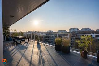 Op een geweldige locatie te Berchem bevindt zich deze exclusieve penthouse in een charmante 70's vibe met 3 slaapkamers en een riant terras van...