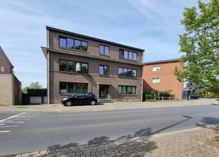 <p>Topo-Immo biedt u dit<strong> gezellig appartement </strong>aan, gelegen op de eerste verdieping van een kleinschalig gebouw.</p><p>Het appartement beschikt over <strong>een inkomhal met apart toilet</strong>, <strong>een badkamer</strong> en <strong>een lichtrijke woonkamer</strong> met aansluitend <strong>de keuken</strong>. Verder zijn er <strong>2 slaapkamers, waarvan één toegang geeft tot een aangenaam terras.</strong></p><p>Bovendien hoort hier nog <strong>een privatieve garage en een ruime privéberging bij</strong>. Ideaal voor wie comfortabel en rustig wil wonen!</p><p><strong>Het appartement geniet van een uitstekende ligging op wandelafstand van openbaar vervoer en met een vlotte verbinding naar onder andere Ninove, Roosdaal, Liedekerke en Denderleeuw. Onmiddellijk beschikbaar - EPC B - Huurprijs 800 euro exclusief nutsvoorzieningen.</strong></p>