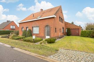 <p><strong>INDELING</strong><br /><strong>GELIJKVLOERS</strong><br />Inkomhal met trap naar de verdieping. Bureelruimte/slaapkamer. Woonkamer met zicht op de tuin. Keuken voorzien van de volgende toestellen nl. keramische kookplaat, afzuigkap, vaatwasmachine, microgolfoven, heteluchtoven, koelkast en dubbele spoeltafel. <br />Badkamer voorzien van ligbad en badkamermeubel met lavabo. Berging/wasplaats met aansluiting voor wasmachine/droogkast, ingemaakte kasten, aardgasbrander van de C.V. en warmwater en toegang tot de zolderruimte. Achterinkom met ingemaakte kasten. Toiletruimte.<br /><br /><strong>1<sup>ste</sup> VERDIEPING</strong><br />Overloop met zolderluik. 3 slaapkamers.<br /><br /><strong>ZOLDERVERDIEPING</strong><br />Zolderruimte boven gans de woning die toegankelijk is via een zolderluik in de wasplaats en via de overloop.<br /><br /><strong>KELDERVERDIEPING</strong><br />Kelderruimte voorzien van legschabben.<br /><br /><strong>BUITEN</strong><br />Voortuin met oprit tot aan de garage langs Den Heerd. Aangelegde tuin met terras.<br />Garage/bijgebouw van ca. 65m².<br /><br /><strong>BIJZONDERHEDEN </strong><br />Enkele en dubbele beglazing. Houten ramen. Rolluiken. C.V. op aardgas. Septische put. <br /><br /><strong>POSITIEVE ASPECTEN </strong><br />Gunstig gelegen op fiets- en wandelafstand van het centrum van Merksplas, vlakbij alle nodige voorzieningen<br />Aangenaam (hoek)perceel van 912m²<br />Woning kan naar eigen budget/wensen gerenoveerd worden<br />Leuke woning op een rustige doch centrale locatie<br /><br /><em>Renovatieverplichting residentiële gebouwen van toepassing.<br /></em></p>