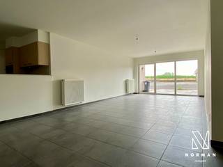 Dit gelijkvloers appartement is gelegen in het centrum van Bavikhove en werd recent volledig gerenoveerd.<br />De inkomhal biedt toegang naar het afzonderlijk toilet, 2 ruime slaapkamers, vernieuwde badkamer en leefruimte.<br />De badkamer is voorzien van combinatie bad-douche en dubbele lavabo en is daarbij heel ruim te noemen!<br />Verder hebben we de grote lichtrijke leefruimte met zicht op het zonneterras. De keuken is volledig vernieuwd en volledig geïnstalleerd. Achter de keuken is er nog een praktische berging met aansluiting voor wasmachine. Absolute troef is de inpandige garage gelegen achter de berging.<br />Huurprijs is maandelijks te verhogen met 50 euro syndicuskosten.<br /><br />Pluspunten:<br />- recente renovatie<br />- gelijkvloers wonen!<br />- centrum ligging<br />- gunstig EPC label B<br /><br />Interesse? Geef ons snel een seintje op het nummer 056 25 26 19 voor en bezoek ter plaatse.
