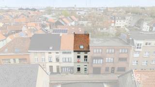 Op een boogscheut van het centrum van Gent vinden we deze te renoveren woning. Kortom bent u opzoek naar een woning met een solide basisstructuur die u volledig naar eigen smaak kan inkleden dan is deze woning wat u zoekt!