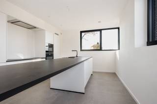 <p><span>Entrez fièrement dans votre nouvelle maison : une belle maison jumelée nouvellement construite, située dans le quartier pittoresque de Heffen. Avec une surface généreuse de 266,3 m² et un terrain de 342 m² avec de larges vues, cette propriété offre une fusion parfaite entre l'espace, le confort et le design contemporain.</span></p><p><span> </span></p><p><span>Vous êtes accueilli dans le hall d'entrée avec des toilettes d'invités pratiques. L'espace de vie de 37,2 m² dégage une atmosphère chaleureuse et est parfaitement relié à une cuisine ouverte moderne et entièrement équipée de 20,7 m². La terrasse privée de 15,8 m² vous invite à vous détendre et à profiter de moments agréables.</span></p><p><span> </span></p><p><span>Au niveau inférieur, on trouve une buanderie et un local technique de 5,9 m² (équipé d'un raccordement pour une douche et un évier supplémentaires) ainsi qu'une grande pièce polyvalente (idéale comme chambre à coucher, pièce professionnelle, pièce de loisirs, ...) de 30,4 m². </span></p><p><span>Ce niveau se connecte harmonieusement au rez-de-jardin avec une généreuse terrasse de 15,8 m² et un vaste jardin, où verdure et intimité se côtoient.</span></p><p><span> </span></p><p><span>Au premier étage, le couloir de nuit mène à une salle de bain moderne avec baignoire, douche à l'italienne et double vasque. Trois chambres spacieuses de 22,9 m², 15,5 m² et 13,2 m² offrent confort et tranquillité. </span></p><p><span> </span></p><p><span>Les impressionnantes surfaces vitrées en aluminium tout autour laissent entrer la lumière naturelle en abondance et créent une atmosphère agréable aussi bien le matin que le soir. La propriété offre une opportunité unique de finir l'extérieur à votre goût, avec votre propre choix de garde-corps de terrasse et le nombre de panneaux solaires. Cela vous donne la liberté de déterminer le niveau E de votre maison et de la façonner entièrement selon vos préférences personnelles.</span></p><p><span> </span></p><p><span>Enfin, cette élégante maison est proposée sous le régime favorable des droits d'enregistrement (3 % sous conditions ou 12 %) !</span></p><p><span> </span></p><p><span>Ce n'est pas une maison comme les autres, c'est le début d'un nouveau chapitre de votre vie. Contactez-nous dès aujourd'hui pour une visite et découvrez les possibilités qu'offre cette belle maison neuve. La maison de vos rêves vous attend ! </span></p><p><span> </span></p><p><span> </span></p>