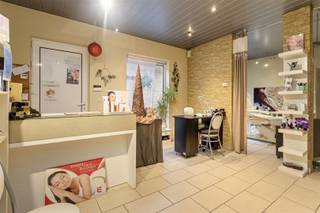 <p><span>Deze gunstig gelegen commerciële ruimte maakt deel uit van een kleinschalige residentie uit 2001 en bevindt zich vlak bij het centrum van Wachtebeke. Dankzij de commerciële ligging geniet het pand van een uitstekende zichtbaarheid, terwijl de straat voldoende parkeergelegenheid biedt voor zowel klanten als medewerkers.Bij het betreden van de ruimte komt men via de inkomhal langs een etalage en bereikt men verschillende afzonderlijke kamers, waaronder een ruimte die momenteel ingericht is met een zonnebank, een tweede ruimte voorzien van douche, sauna en toilet, en een open zone met twee cabines. Vandaag doet het pand dienst als volledig ingericht schoonheidssalon, een invulling die nog minstens twee jaar behouden blijft.De elektrische installatie voldoet aan de geldende normen en het pand beschikt over een EPC-label C. Optioneel kan er een aparte garagebox worden aangekocht voor 25.000. Daarnaast bestaat de mogelijkheid om een tweede handels- of kantoorruimte bij te nemen. Wanneer beide eenheden worden samengevoegd, ontstaat er een bruikbare vloeroppervlakte van 171 m², mits het verkrijgen van de vereiste stedenbouwkundige vergunningen.</span></p><p><span>Voor meer informatie of een bezoek kan u contact opnemen met Mathias via 0472 60 91 51 of per e-mail op mathias@pattymo.be.</span></p>