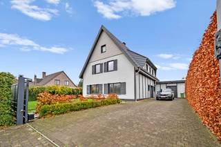 Zeer ruime alleenstaande speciale eigendom met 6 slaapkamer, 3 badkamers en 2 burelen.Ruime hal, ruime living in 2 delen van 62 M2!!  met open haard...