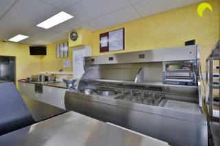 We offer you this very well located commercial house with a commercial ground floor of 115 m² and a living area of 94 m².With the railway station and...