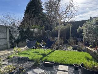 Deze sfeervolle woning in Mechelen biedt de perfecte combinatie van moderne architectuur, authentieke charme en eigentijds comfort.Met een totale woonoppervlakte van 264m² , beschikt deze woning over vier ruime slaapkamers, bureel en twee volledig uitgeruste badkamers. De ruime leefkeuken met mezzanine geven uit op de zuid-west georiënteerde tuin. Verder beschikt deze woning over een ruime leefruimte alsook een gezellige zithoek met bibliotheek. Grote ramen en hoge plafonds laten veel natuurlijk licht binnen en zorgen voor een aangename leefsfeer. Verder geniet U van een rustige omgeving met scholen, openbaar vervoer, invalswegen en Leuvense Vaart op wandelafstand.