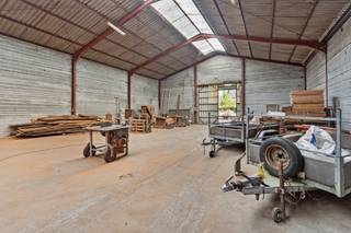 Deze ruime loods is gelegen in de Ellegemstraat 7 in Zulte.De loods is voorzien van 2 grote toegangspoorten en achteraan 1 schuifpoort die toegang...