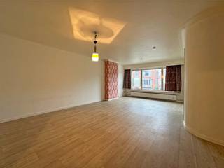 Op deze centrale locatie in Deurne bevindt zich dit leuk appartement op de eerste verdieping van een kleinschalig gebouw. We betreden het appartement...