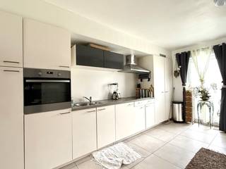 Ontdek deze instapklare, duurzame BEN-woning (Bijna-EnergieNeutraal) in een rustige, kindvriendelijke buurt in Zwevegem. Deze stijlvolle woning combineert hedendaags wooncomfort met een bijzonder laag energieverbruik, ideaal voor wie toekomstgericht wil wonen.<br /><br />Indeling:<br />Bij het binnenkomen betreed je een lichtrijke leefruimte met open keuken, voorzien van alle moderne toestellen. Dankzij de grote raampartijen geniet je hier van veel natuurlijk licht en een mooi uitzicht op de tuin. Verder heb je nog een praktische berging en een apart toilet.<br />Op de eerste verdieping bevinden zich drie slaapkamers, een apart toilet en een moderne badkamer met inloopdouche, bad en wastafel. <br /><br />Extra troeven:<br />- BEN-woning: energiezuinig, lage energiefactuur<br />- 3 slaapkamers<br />- Carport + tuinberging/fietsberging<br />- Volledig aangelegde tuin met terras<br /><br />Gelegen nabij winkels, scholen en vlotte verbindingen<br />Deze woning is de perfecte mix van comfort, duurzaamheid en een uitstekende ligging. De woning is verhuurd voor lange termijn dus ideaal voor investeerders.<br />Wens je een bezoek of meer info? Neem gerust contact op en ontdek zelf het wooncomfort van deze toekomstgerichte woning.