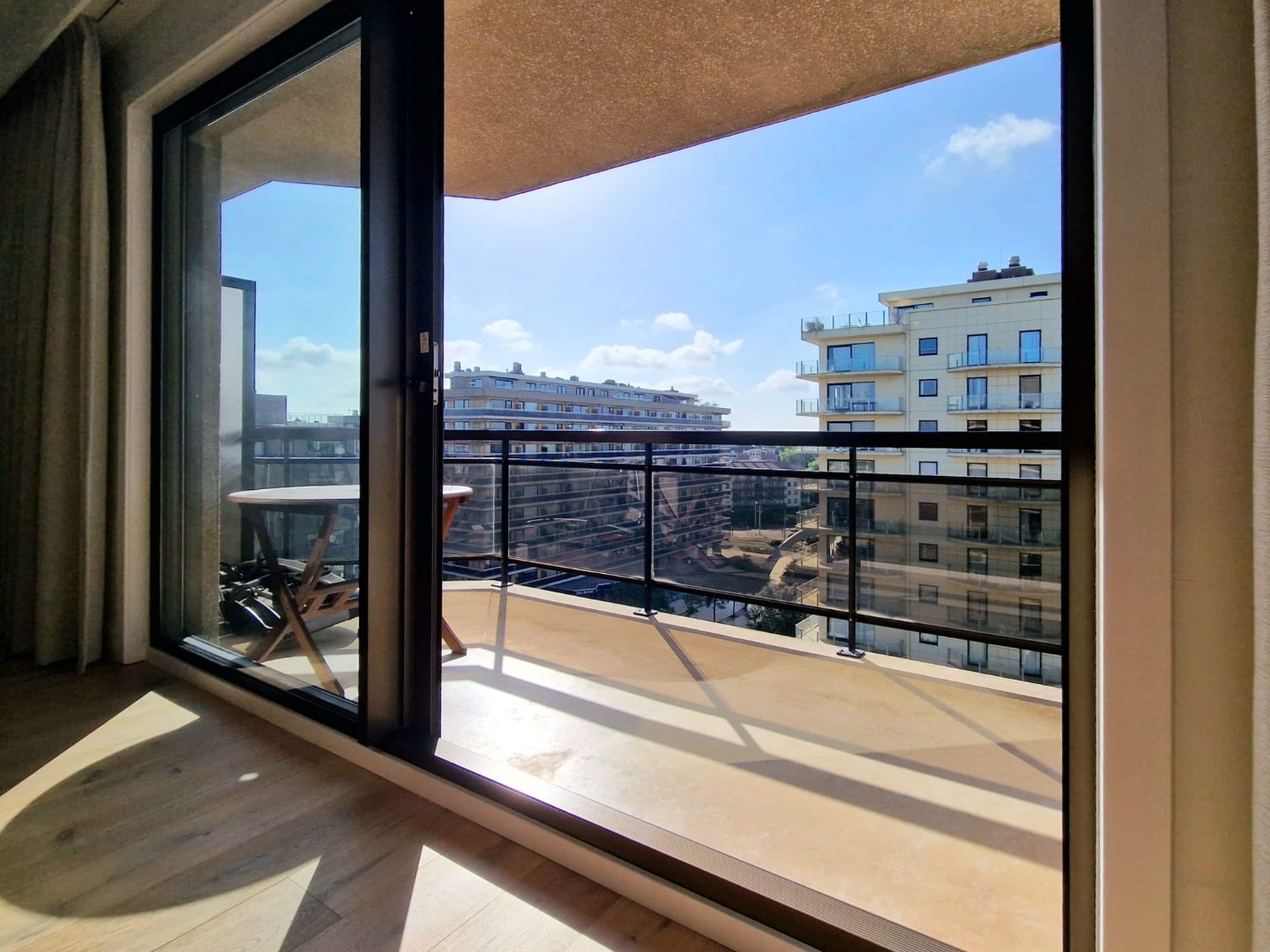 COMPLEET GERENOVEERDE EN INSTAPKLARE GEMEUBELDE STUDIO MET SLAAPHOEK + GROOT ZONNETERRAS GELEGEN OP DE PRACHTIGE LEOPOLD I ESPLANADE EN VLAKBIJ HET STRAND VAN D - foto 2