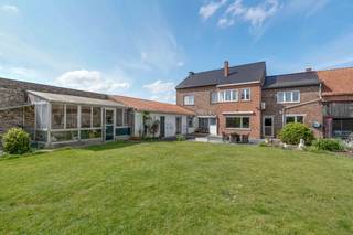 <p>Welkom in de Helen-Bosstraat 50, een woning met potentieel in het landelijke Linter. Hier geniet je van de rust en ruimte die het platteland biedt, terwijl je toch binnen handbereik blijft van alle nodige voorzieningen. Een plek waar je de tijd krijgt om helemaal thuis te komen en je eigen stempel te drukken op je toekomstige woonst.</p><p>Deze woning biedt een mooie basis om verder naar eigen smaak en wensen in te vullen. De indeling leent zich tot een praktische organisatie van de leefruimtes, met voldoende mogelijkheden om de ruimtes multifunctioneel in te richten. Of je nu op zoek bent naar een eerste eigen stek of een nieuw hoofdstuk wil schrijven in een rustige, groene omgeving, dit pand vormt een stevig startpunt.</p><p>Linter is gekend om zijn landelijke charme, vlotte bereikbaarheid en de aangename mix van natuur en dorpsleven. De ligging zorgt ervoor dat je zowel van de rust op het platteland geniet, als vlot verbinding hebt met omliggende kernen voor dagelijkse boodschappen, scholen en openbaar vervoer.</p><p>Interesse om deze woning met eigen ogen te komen bekijken? Neem gerust contact op met ons kantoor om een bezoek in te plannen. We staan klaar om al je vragen te beantwoorden en je wegwijs te maken in alles wat deze woning in de Helen-Bosstraat te bieden heeft.</p>