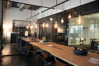 <h1><span>Votre espace de travail dans un emplacement de premier choix</span></h1><h1><span> </span></h1><p><span>Découvrez un environnement de travail idéal dans un emplacement stratégique à Louvain. Situé à proximité immédiate du ring de Louvain, ce centre d'affaires bénéficie d'une excellente accessibilité. Le centre-ville animé ainsi que la gare se trouvent à seulement 10 minutes, tandis que l'autoroute E40 et les principaux axes routiers sont accessibles en quelques minutes. Vos collaborateurs, clients et partenaires commerciaux profiteront ainsi d'un accès simple et rapide.</span></p><p><span> </span></p><p><span>Le centre d'affaires propose des bureaux entièrement équipés ainsi qu'une large gamme de services destinés à soutenir le développement de votre entreprise, notamment :</span></p><p><span> </span></p><ul><li><span>Gestion quotidienne de votre courrier</span></li><li><span>Service de réception</span></li><li><span>Coin café</span></li><li><span>Internet haut débit sans fil</span></li><li><span>Numéro de téléphone individuel</span></li><li><span>Services d'impression et de numérisation</span></li><li><span>Espace lounge</span></li><li><span>Personnel professionnel dédié</span></li><li><span>Service de restauration (catering)</span></li><li><span>Possibilité de visioconférence</span></li></ul><p><span> </span></p><p><span>Plusieurs espaces de bureaux sont actuellement disponibles :</span></p><p><span> </span></p><p><span>Bureau de 22 m²</span></p><ul><li><span>Convient aux entreprises jusqu'à 4 personnes.</span></li><li><span>Prix : 1.350 /mois</span></li></ul><p><span> </span></p><p><span>Deux bureaux de 38 m²</span></p><ul><li><span>Idéal pour des équipes de 6 à 7 personnes.</span></li><li><span>Prix : 2.300 /mois</span></li></ul><p><span> </span></p><p><span>Ne manquez pas cette opportunité et contactez-nous dès aujourd'hui !</span></p>
