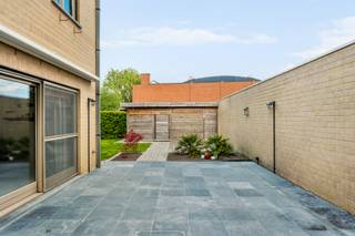 - Vrijstaande woning op een rustige ligging in Ledegem: De Kempkens 34<br />- Uitstekend EPC: label B (UC:3036578)<br />- Lichtrijke leefruimte <br />- Open keuken<br />- 3 volwaardige slaapkamers<br />- Zolder<br />- Badkamer met douchecabine, ligbad en wastafelmeubel<br />- Omheinde tuin met terras en tuinhuis<br />- Garage naast de woning<br />- Conforme elektriciteit<br />- Zonnepanelen<br />- Asbestveilig<br />- Richtprijs: € 325.000