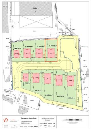 Op een rustige locatie aan de Drieslei in Kalmthout werd een nieuwe verkaveling gerealiseerd, bestaande uit 9 bouwpercelen voor open bebouwing. <br /><br />LOT 4 heeft een straatbreedte van 19,60 m en een diepte van 36,55 m.<br /><br />De woning die gebouwd mag worden, is vrij van bouwstijl en mag een maximale bebouwingsoppervlakte van 174 m² op het gelijkvloers hebben.<br /><br />De maximale kroonlijsthoogte bedraagt 9 meter, een zadeldak of plat dak zijn toegestaan.<br /><br />Naast de bouwzone voor de woning is er op het verkavelingsplan een zone voorzien voor de oprichting van een carport of garage.<br /><br />Dit perceel is gelegen in een verkaveling van 9 bouwgronden, die niet allemaal zijn gepubliceerd.<br /><br />De toegangsweg tot de verkaveling wordt aangelegd met alle nutsleidingen tot aan de rooilijn.<br /><br />Voor de verkavelingsvoorschriften en verdere informatie over alle gronden bent u steeds welkom op ons kantoor in de Heidestatiestraat 53 in Kalmthout.<br /><br />Deze verkaveling is gelegen in de Drieslei in Kalmthout. Een rustige en kindvriendelijke omgeving vlakbij het centrum met alle voorzieningen zoals winkels, scholen en openbaar vervoer op wandelafstand.
