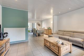 Ruimte, licht en een aangename woonbeleving! Achter deze brede gevel ontdek je een INSTAPKLARE GEZINSWONING met 5 SLAAPKAMERS, fantastische TUIN en GARAGE. Totale grondopp. 320m2. Deze trendy woning biedt een ENORM WOONVOLUME en omvat: glvl: inkomhal, royale lichtrijke living, moderne open keuken (voorzien van o.a. gasfornuis, oven, microgolfoven, vaatwas, ijskast, ...) met grote raampartijen (= veel lichtinval), wasplaats, toilet, bureau/slaapkamer/hobbyruimte. 1°V: 4 grote slaapkamers, badkamer (lavabomeubel, douche, ligbad, toilet). Veel berging : kelder + zolder. Zalig genieten in de zonnige, rustgevende tuin met aangelegd terras en volledig PRIVACY gevoel! Ruime garage (elektrische poort) uitgevend op de tuin. Dubbel glas, CV op aardgas, asbestveilig. Dit huis met een zee aan ruimte biedt alles wat een gezinswoning nodig heeft!