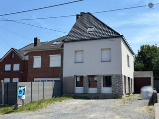 <p><span>GERENOVEERDE WONING MET 3 SLAAPKAMERS</span></p><p><span>Richtprijs : 349.000 euro</span></p><p><span> </span></p><p><span>Deze woning is gelegen nabij het stadscentrum van Geraardsbergen, belangrijke invalswegen, scholen en openbaar vervoer.</span></p><p><span>Beneden treft u de inkomhal, toilet, living en aparte eetruimte met open keuken.</span></p><p><span>Boven zijn er 3 slaapkamers en de badkamer voorzien van toilet, lavabo en bad.</span></p><p><span>De zolder, bereikbaar via een vaste trap, biedt de mogelijkheid tot het creëren van 2 extra slaapkamers en een badkamer ( aansluiting al voorzien).</span></p><p><span>De woning wordt verwarmd op aardgas en beschikt over dubbele beglazing in PVC.</span></p><p><span>Kelder aanwezig.</span></p><p><span>Vooraan is er veel parkeermogelijkheid en een garage met sectionaal poort.</span></p><p><span>Achteraan geniet u van een ruim terras en leuke tuin.</span></p><p><span> </span></p><p><span>TROEVEN : - gunstig EPC B</span></p><p><span>                       - nieuw geïsoleerd dak</span></p><p><span>                       - mogelijkheid extra kamer en badkamer</span></p><p><span> </span></p><p><span>KORTOM EEN TOPPER!!</span></p><p><span> </span></p><p><span>Voor meer info of bezoek bel Louis op 0472/29.25.04 of mail naar louis@svena.be</span></p><p><span> </span></p><p><span>Stedenbouwkundig uittreksel/inlichtingen in aanvraag!</span></p><p><span>Deze gegevens zijn louter informatief en wij kunnen niet aansprakelijk gesteld worden voor eventuele onjuistheden.</span></p><p><span>De bewoonbare oppervlakte is slechts indicatief.</span></p><p><span> </span></p>