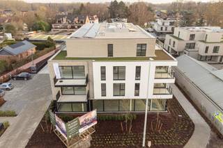 OPENDEURDAG OP WOENSDAG 4 FEBRUARI + ZATERDAG 7 FEBRUARI OP AFSPRAAK. ALLE APPARTEMENTEN ZIJN QUASI WOON- OF VERHUURKLAAR EN MOGELIJK AAN 6% BTW AAN TE KOPEN – U weet en ziet perfect wat u koopt en dit mogelijk aan 6% btw voor eigen bewoning of verhuring (onder voorwaarden). Bekijk alvast 1 van de 3 geheel afgewerkte modelappartementen.<br /><br />Op een strategische locatie in Zandhoven verrijst Residentie VEERTIEN, een nieuwbouwproject dat hedendaagse architectuur, verfijnd wooncomfort en toekomstgerichte technieken moeiteloos samenbrengt. Twee elegante bouwvolumes huisvesten 33 exclusieve appartementen en 1 hoogwaardige commerciële ruimte, verbonden via een ondergrondse parkeerkelder. Wenst u graag een appartement aan de rustige binnenzijde of geniet u liever van wat passage? Residentie 14 heeft het allemaal.<br /><br />De appartementen onderscheiden zich door hun doordachte indeling, mooie lichtinval en aangename oppervlaktes van 71 m² tot 137 m² met ruime terrassen tot 45 m². Van één slaapkamer tot volwaardige gezinsappartementen: elke woonunit is ontworpen met gevoel voor licht, ruimte en kwaliteit. De commerciële ruimte van 252 m² biedt een uitstekende opportuniteit voor een onderneming die past binnen het premium karakter van het project.<br /><br />Technisch staat het project op een uitzonderlijk niveau. Met geothermische warmtepompen, vloerverwarming én -koeling, ventilatie C+, doorgedreven isolatie en zonnepanelen wordt een E-peil tot maximaal E20 bereikt. Dit resulteert in een comfortabel binnenklimaat, opmerkelijk lage energiekosten en een 50% vermindering van de onroerende voorheffing gedurende 5 jaar.<br /><br />Het terrein van 4.722 m² wordt omgevormd tot een stijlvolle en onderhoudsvriendelijke groene omgeving met verfijnde wandelpaden en autostaanplaatsen voorzien van laadpalen. Parkings en bergingen zijn apart aan te kopen. Foto's interieur zijn van verscheidene appartementen in dit project. Contacteer ons voor een zorgvuldige selectie van appartementen volgens uw criteria.
